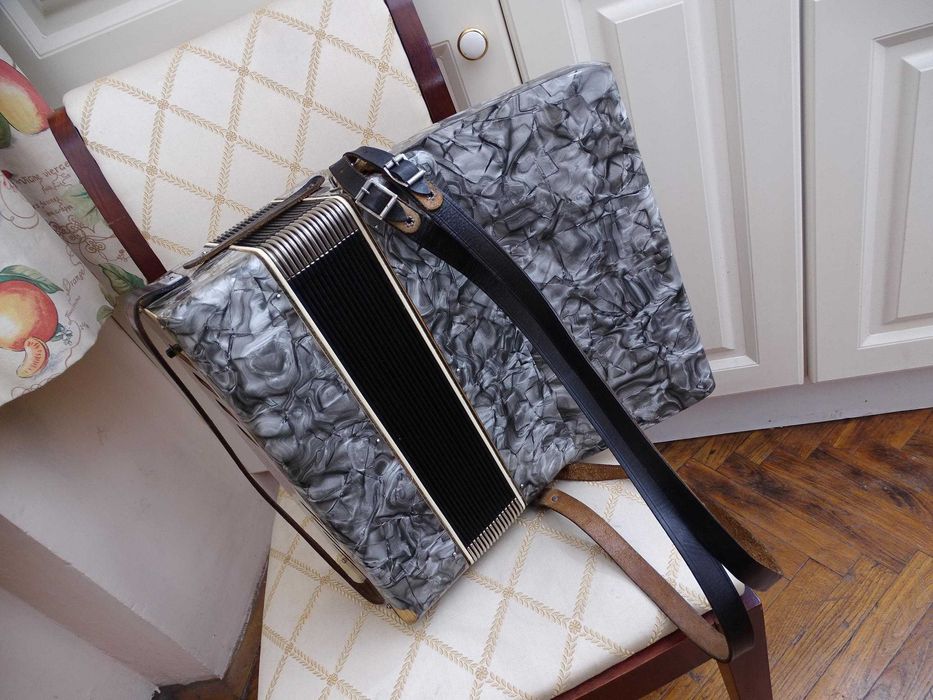 Запазен стар акордеон Велтмайстер 12 баса