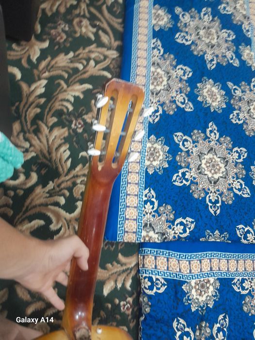 Gitara srochna sotiladi