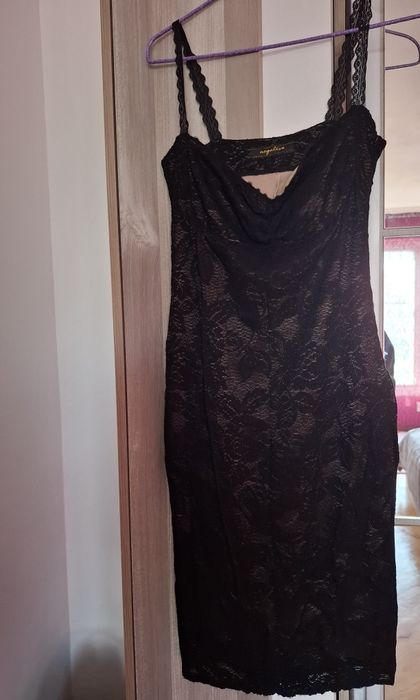 Рокля с черна дантела