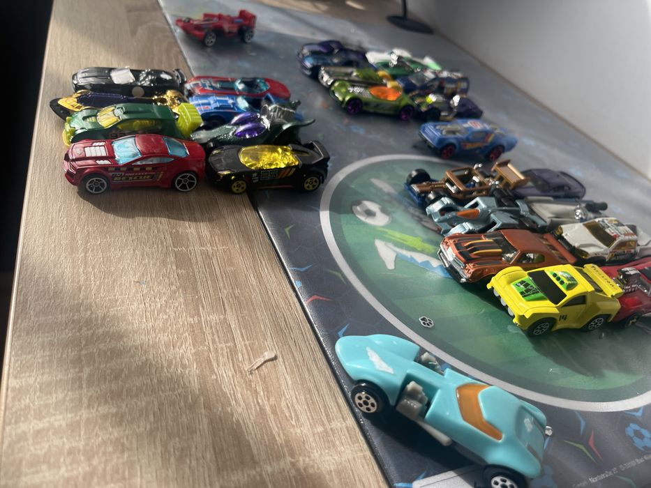 Vând mașinuțe HOT Wells