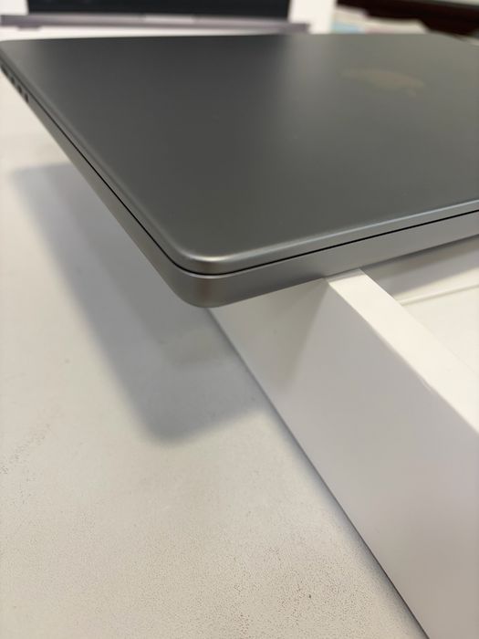 MacBook Pro 14 m3 8/512