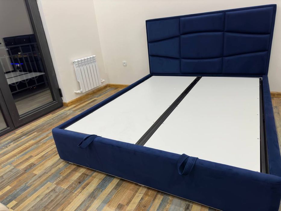 Кровать. Мягкая двуспальные. Изголовьем. Кровать