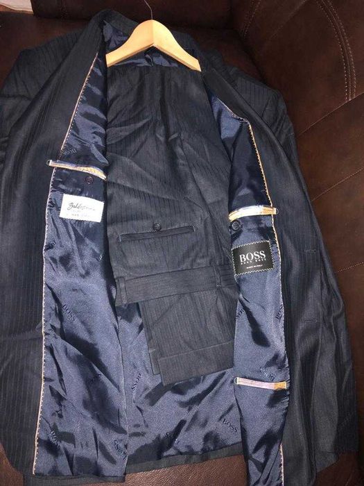 Vand costum HUGO BOSS,100% lana,bleumarin,marimea 58.