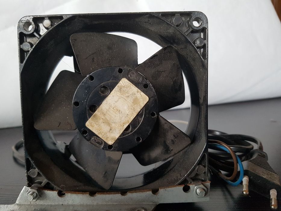 Vand ventilatoare mici sunt 10 cm si 15 cm  conectate cate 5