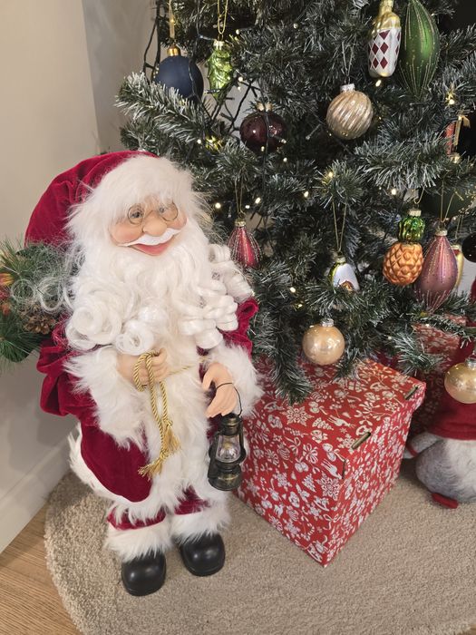 Коледна украса-елха,стъклени играчки,лампички,ДядоКоледа,елф,чорапчета