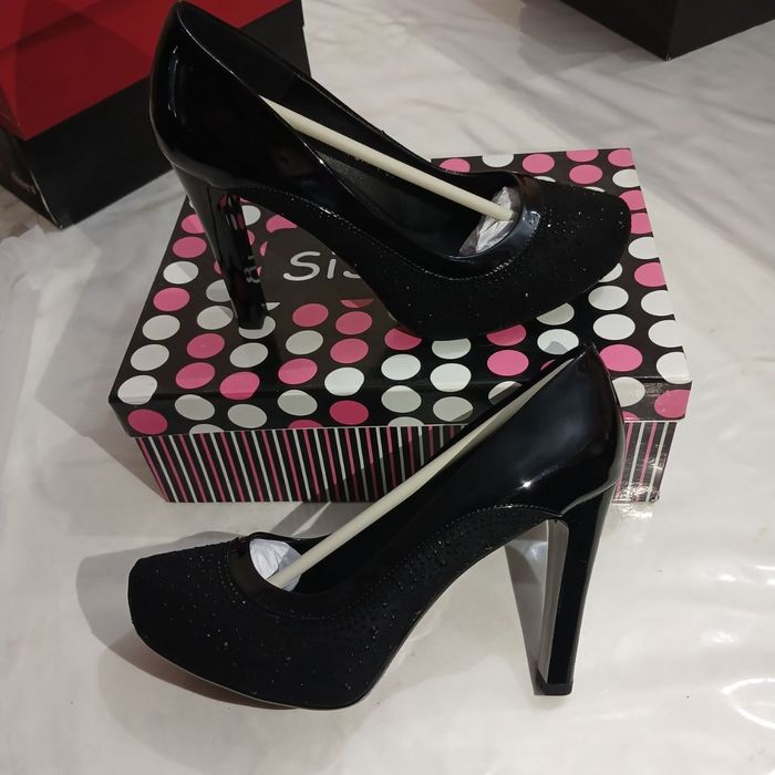 Srochna tuflilar ayol qizlar uchun sotiladi