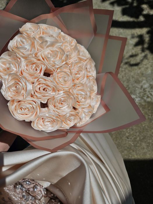 Букет от сатенени рози