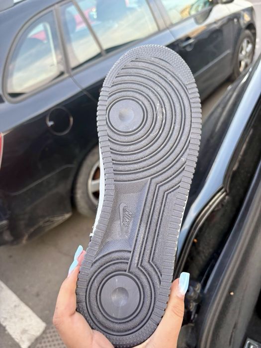 Adidasi nike noi