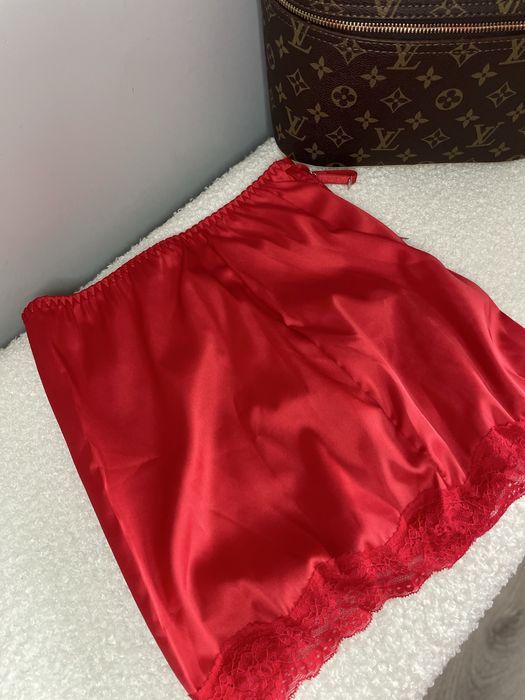 Комплект дамско бельо от сатен с пола и жартиери