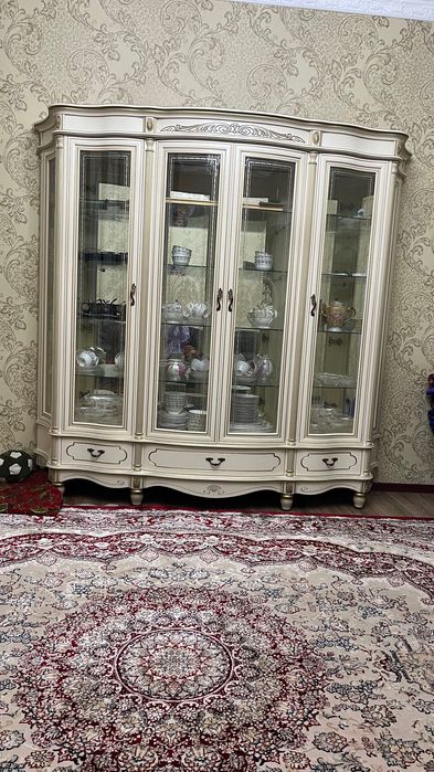 Продам сервант молочного цвета