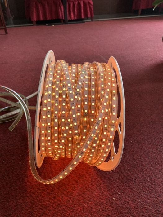 Vand lumina LED au mai multe culoare
