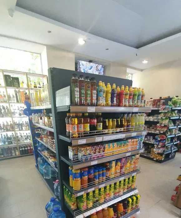 Търговско оборудване за хранителен магазин - стелажи, кошници, колички