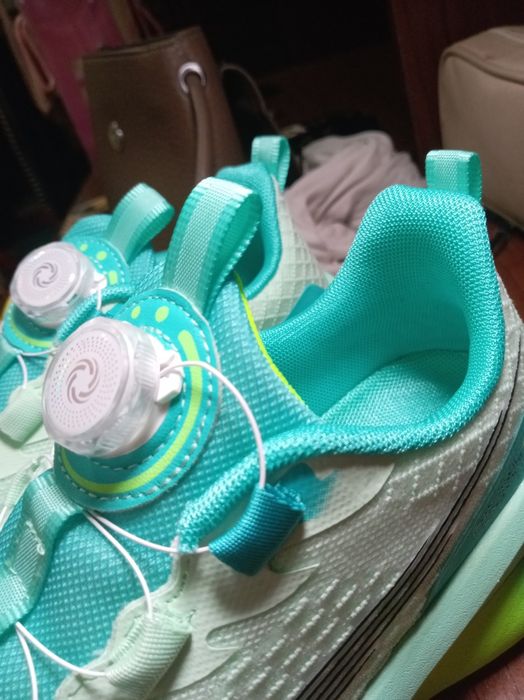 спортивные кроссовки с системой BOA. удобные для бега и спорта.