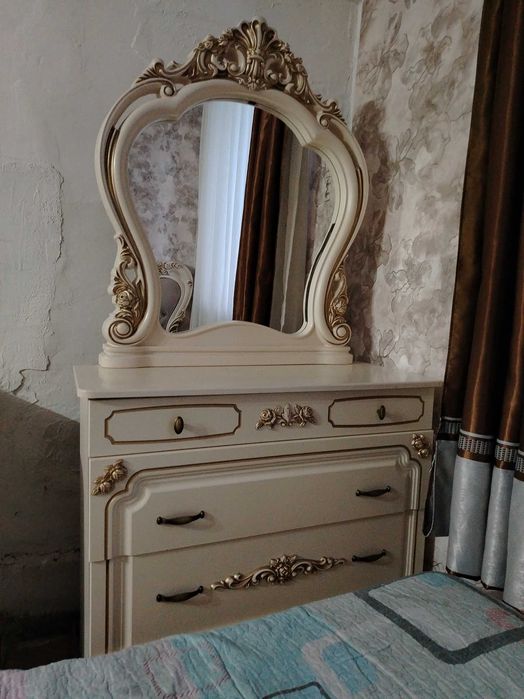 Продам большую кровать с тримо.