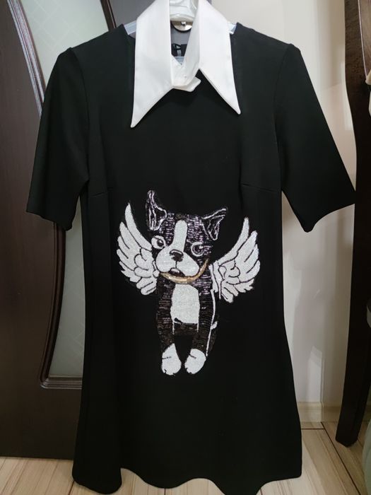 Стилна черна рокля с къс ръкав М