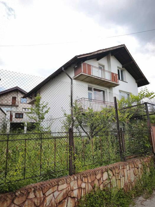 Продавам масивна къща в гр. Перник кв. Байкушева махала