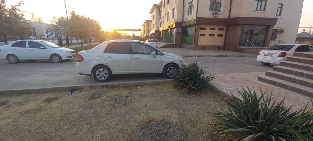 Nissan Tiida sotiladi. Holati yahshi.