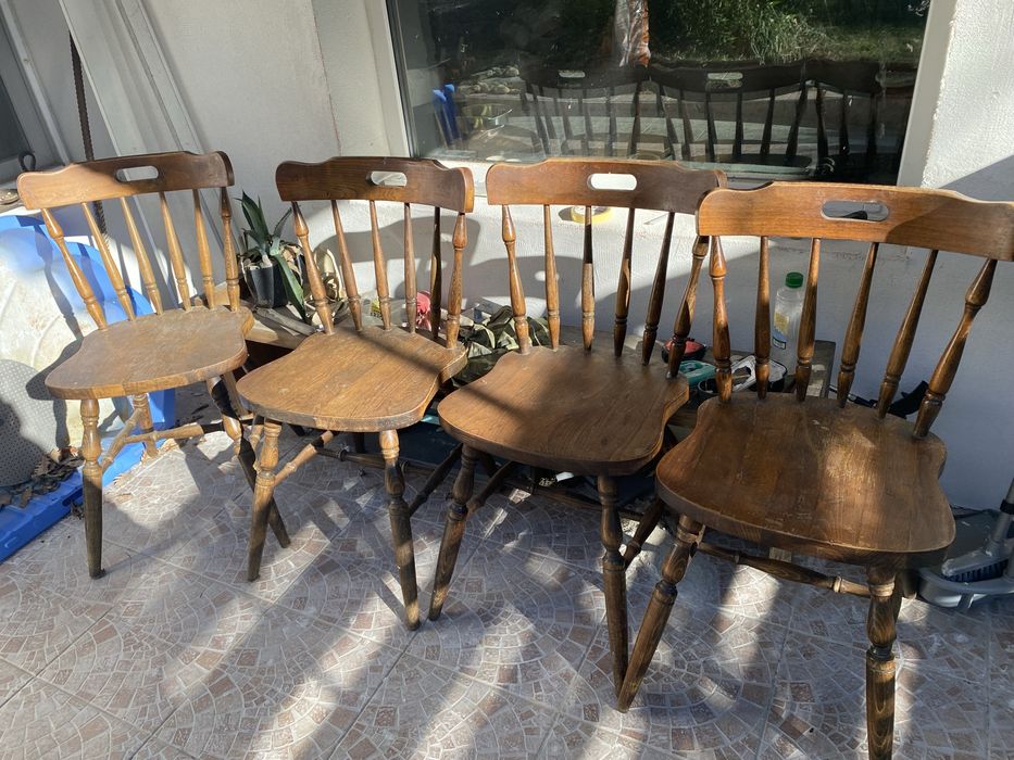 Четири дървени стола