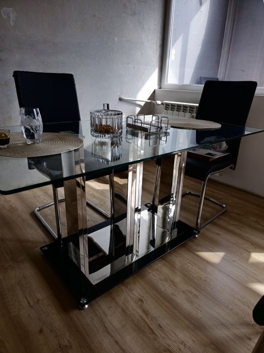 Стъклена трапезна маса в комплект с 4 стола.