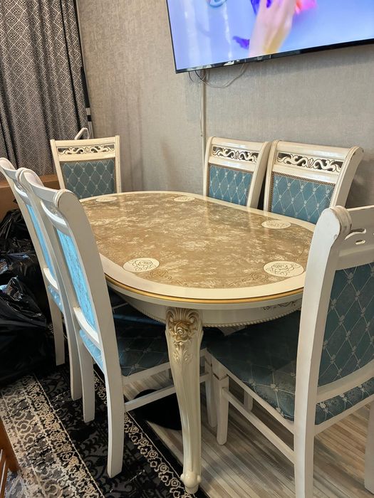 Стол со стульями