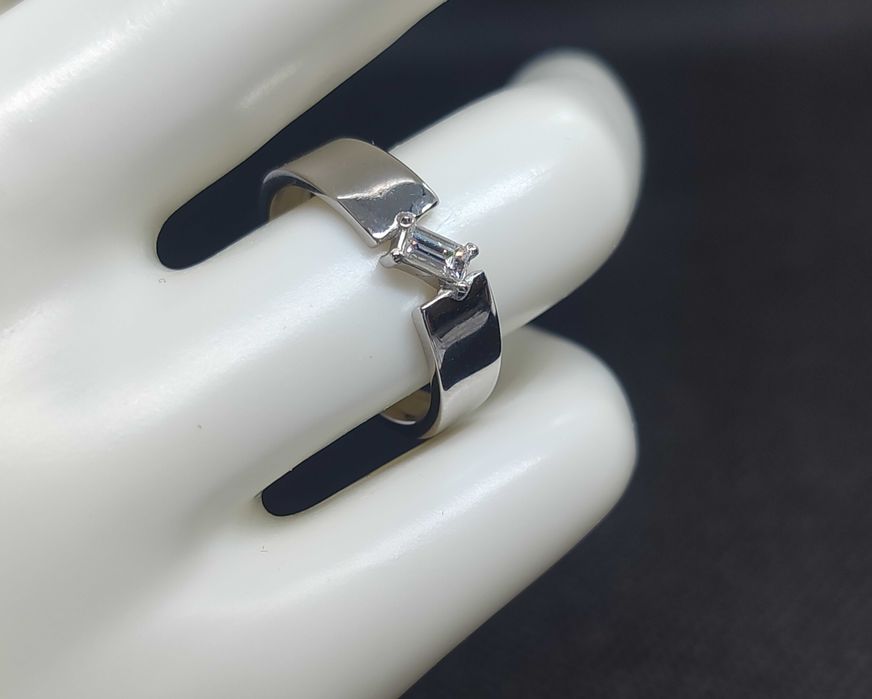 Халка от 14к бяло злато с диамант багета 0.20 ct