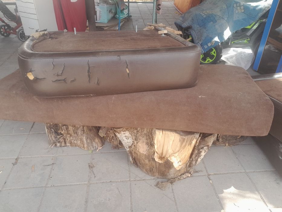 Отдам остатки дивана бесплатно.