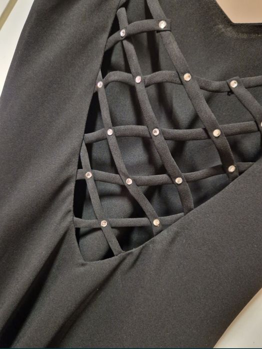 Черна рокля с камъни