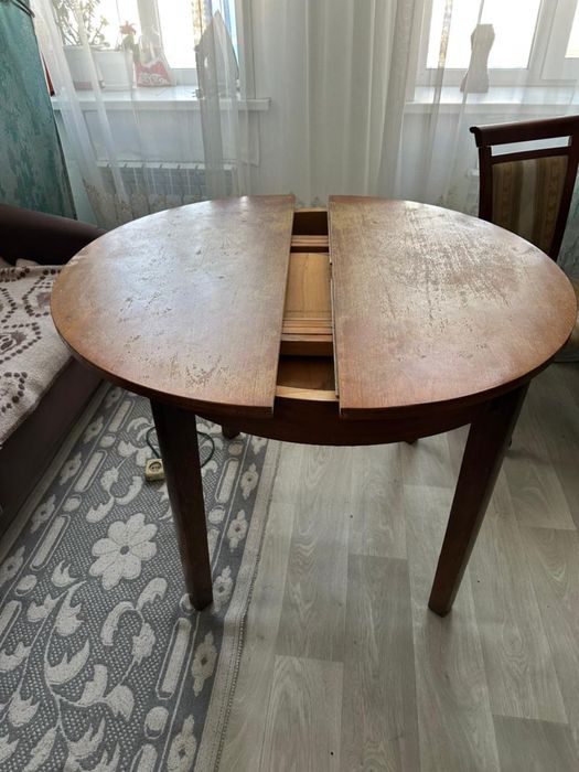 Стол и детская кровать