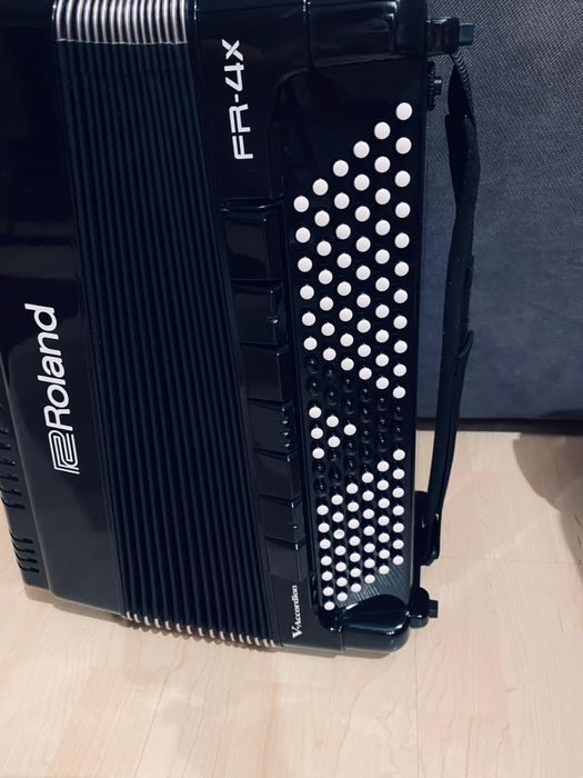 Vând acordeon digital Roland FR-4x,  în stare impecabilă.