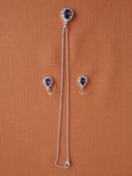 Продавам комплекти колиета с обеци