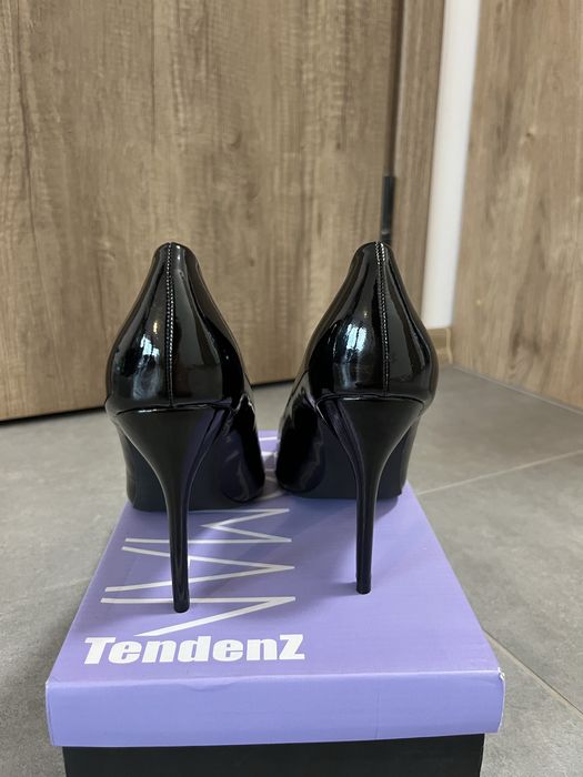 Черни лачени обувки на висок ток, размер 37