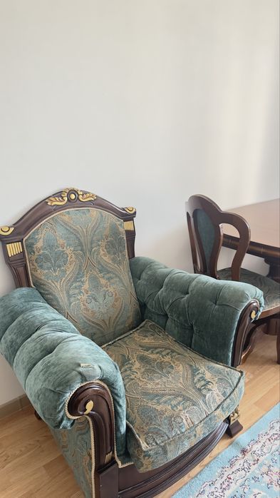 Продам стол и отдам стулья диван