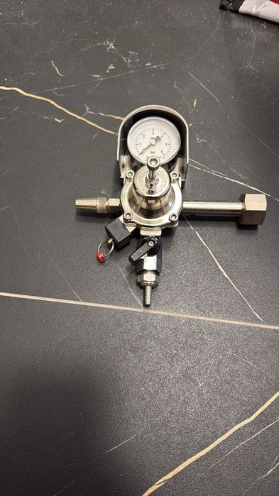 Reductor/regulator de presiune co2