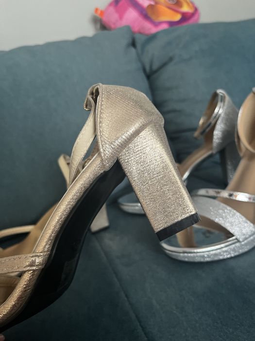 Златисти блестящи токчета брокат