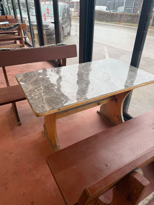 Дървена маса с пейки