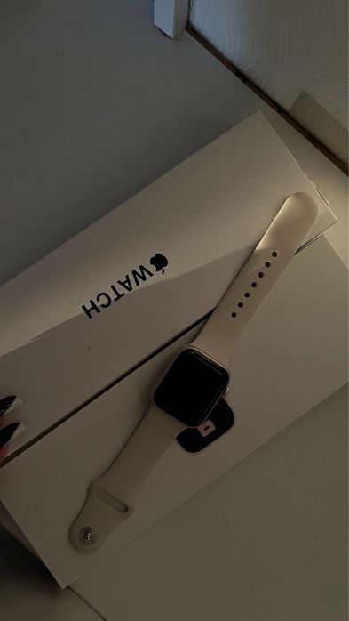 Продам Apple watch SE 40