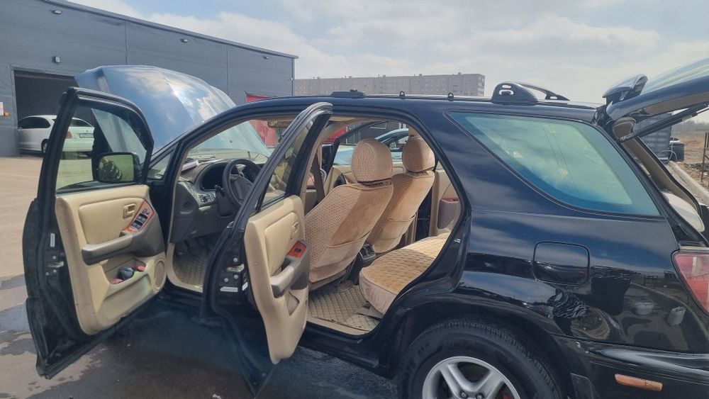 Продаю машину Lexus