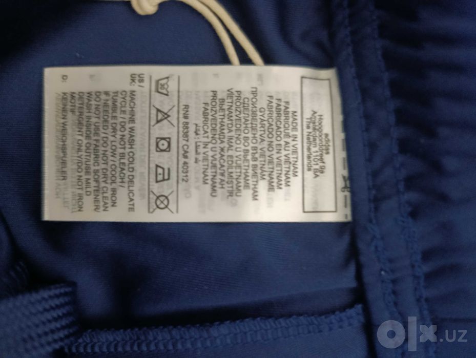 Продается оригинальный спортивный костюм Adidas