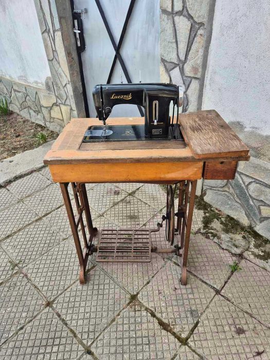 Ретро шевна машина Łucznik с маса – напълно работеща, винтидж стил