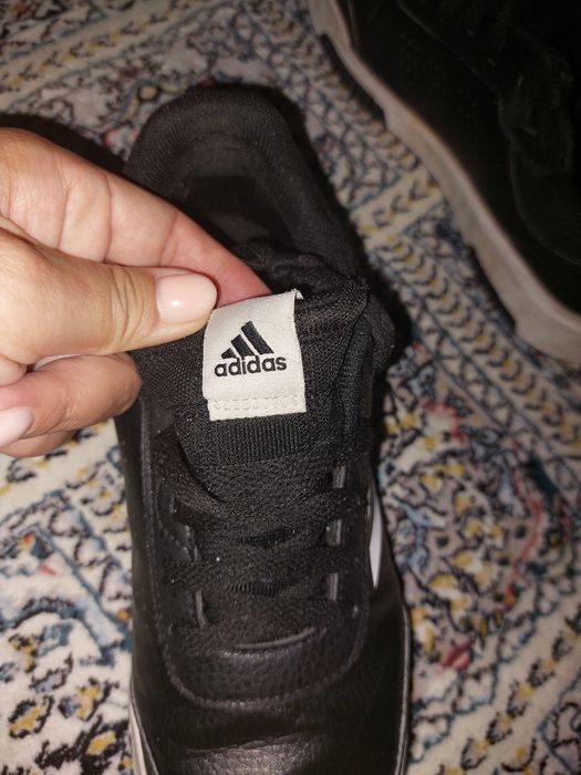 Срочно Продам ADIDAS кроссовки оригинал