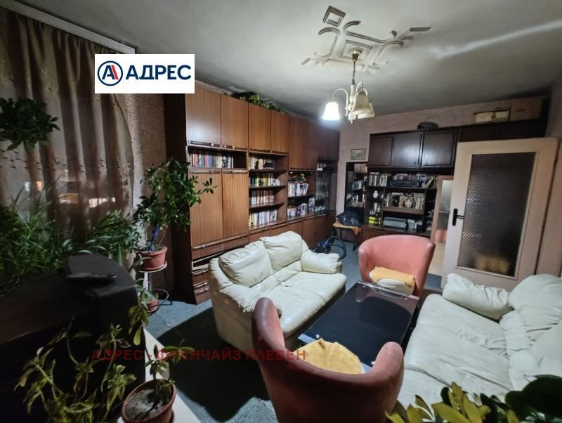 Продава се Тристаен апартамент в Плевен, Идеален център - 103 кв.м за 1107 €/кв.м - Снимка #1