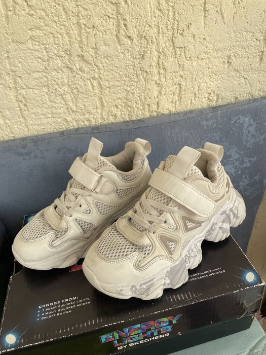 Продам кроссовки для девочки ,32 размера,в отличном состоянии .