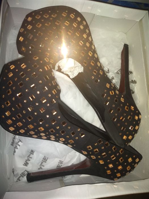 Чисто нови официални обувки