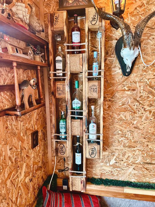 Ръчно изработени стилажи за алкохол и чаши