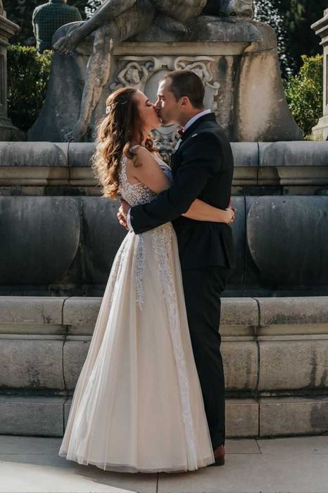 Vand rochie de mireasă din dantela "Cameron by Eva Lendel"