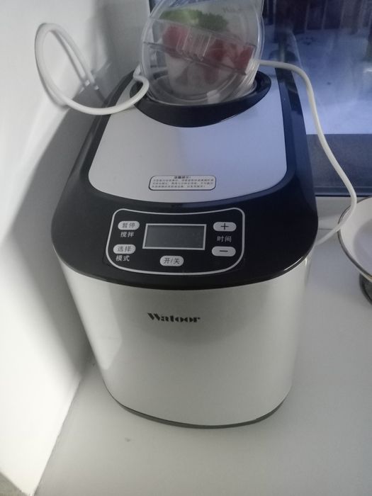 Продам мороженницу с самощаморажеванием