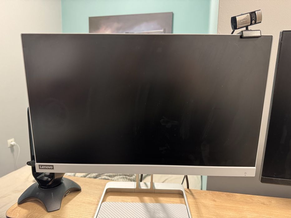 Монитор Lenovo бял