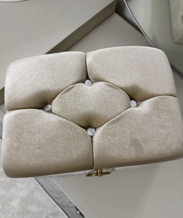 Кутийка,сандък за козметика и за др.