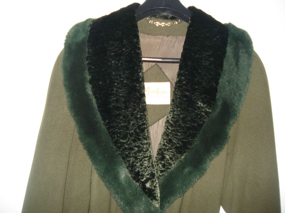 дълго зелено палто, яка астраган