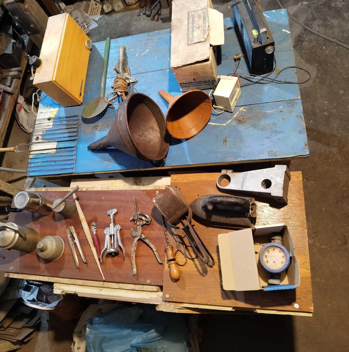 Продавам нещата от снимката-клещи за чапраз,ножици,радио,кафеварки